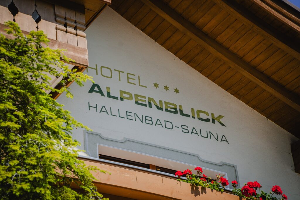 Hotel Alpenblick, Eingang mit Schriftzug Hallenbad-Sauna