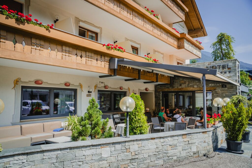 Hotel Alpenblick, Außenansicht mit Terrasse