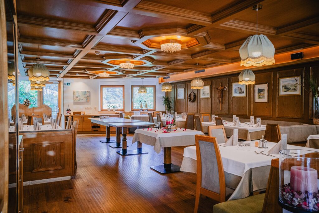 Restaurant Hotel Alpenblick, traditioneller Speisesaal mit Holzvertäfelung